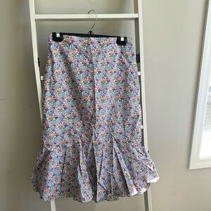 J Crew floral Shirt Size 6  fitted w ruffle bottom